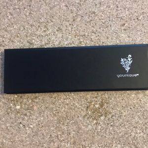 Younique quad magnetic eyeshadow palette